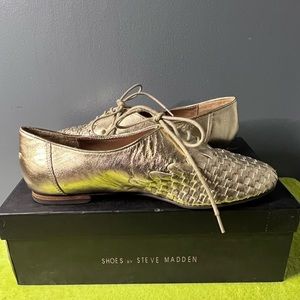 Steven by Steve Madden Gold lace up up loafers